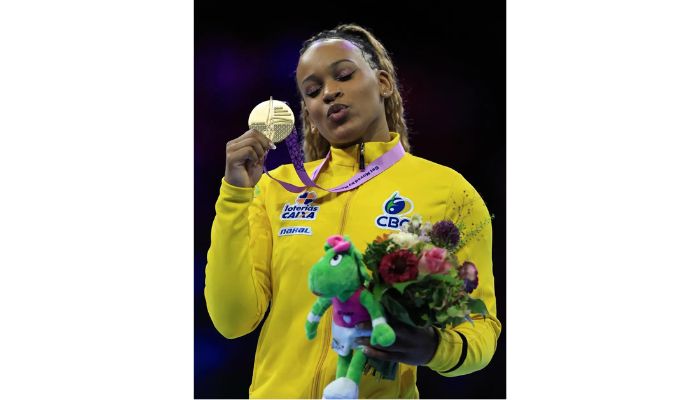 Rebeca Andrade é bicampeã mundial do salto em cima de Simone Biles